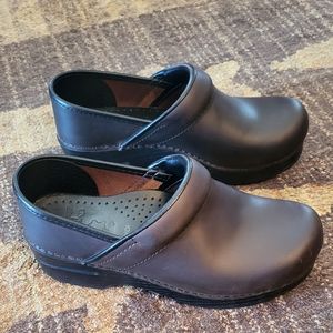 Dansko clog 37 wide width